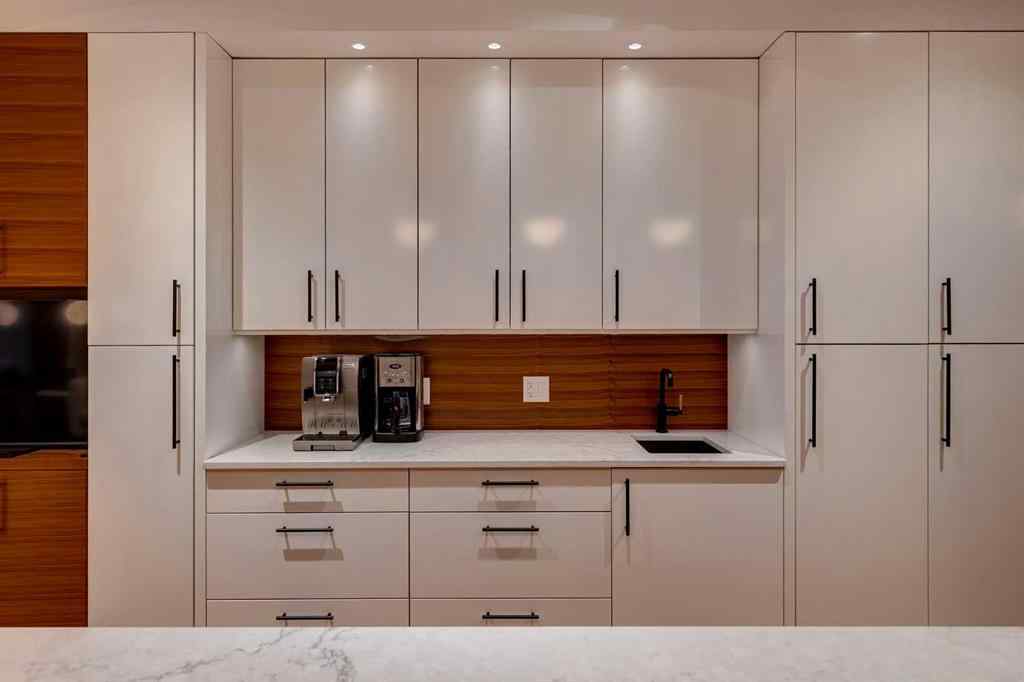 MLS® A2242531 - 450 13 Street NW in Hillhurst Calgary, Residential