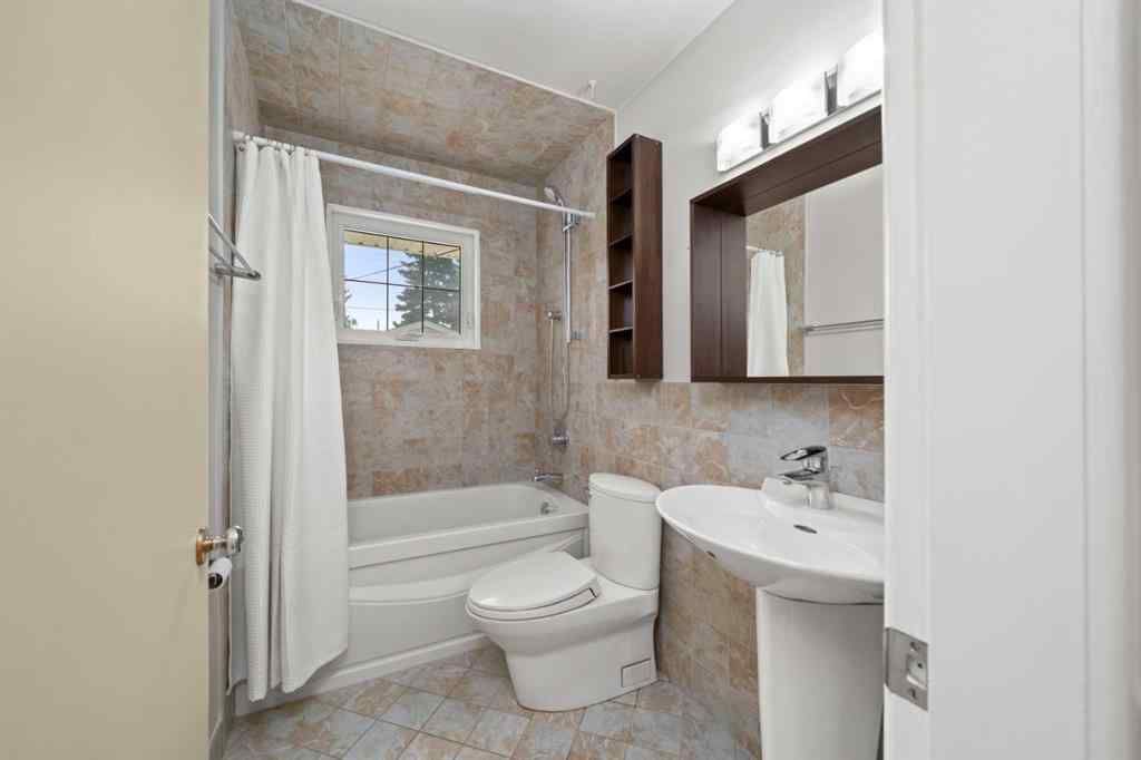 MLS® A2242588 - 811 Seattle Drive SW in Southwood Calgary, Residential