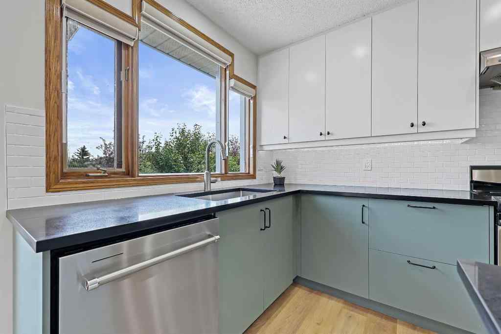 MLS® A2242593 - 40 Edgebrook View NW in Edgemont Calgary, Residential