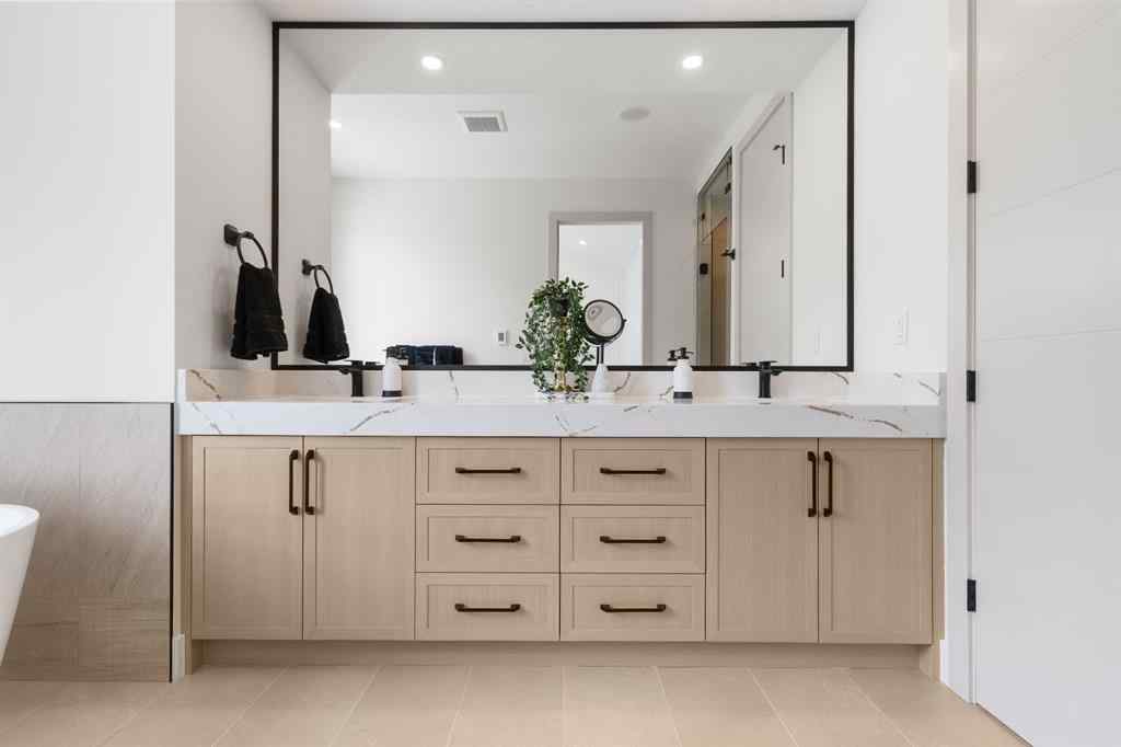 MLS® A2242722 - 3110 40 Street SW in Glenbrook Calgary, Residential