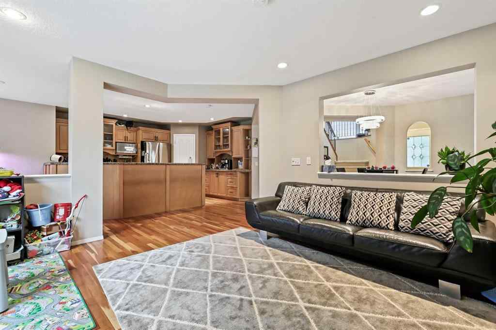 MLS® A2242735 - 7 Spring View SW in Springbank Hill Calgary, Residential