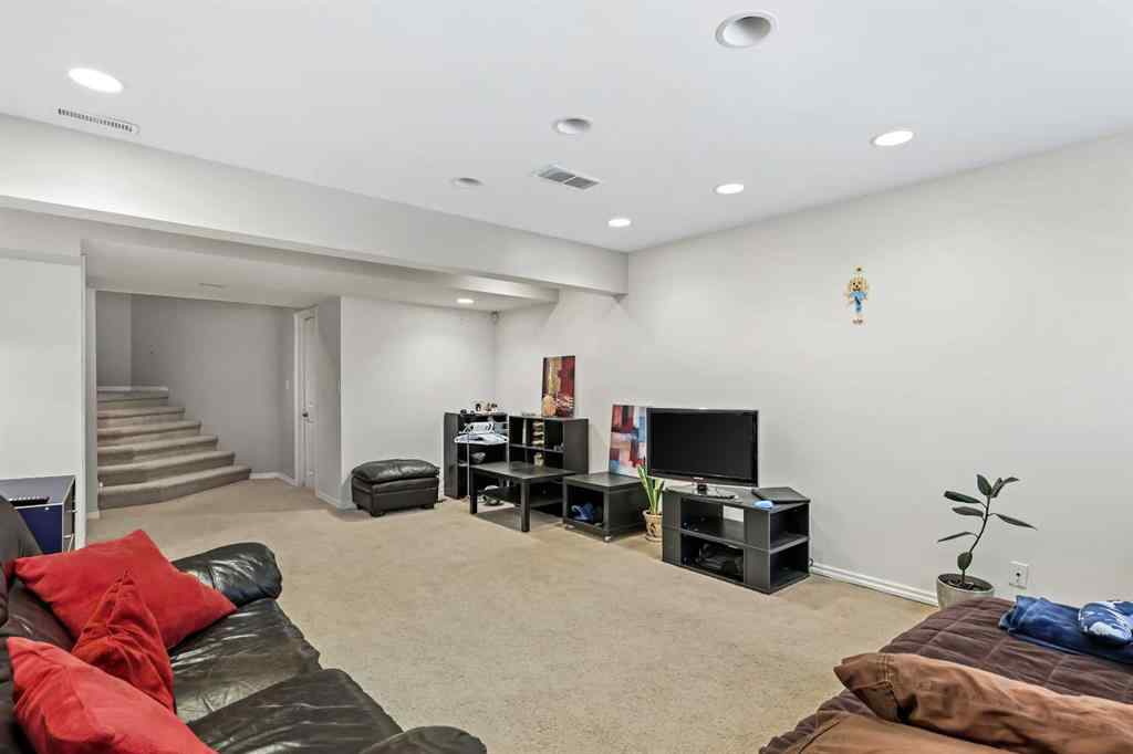 MLS® A2242735 - 7 Spring View SW in Springbank Hill Calgary, Residential