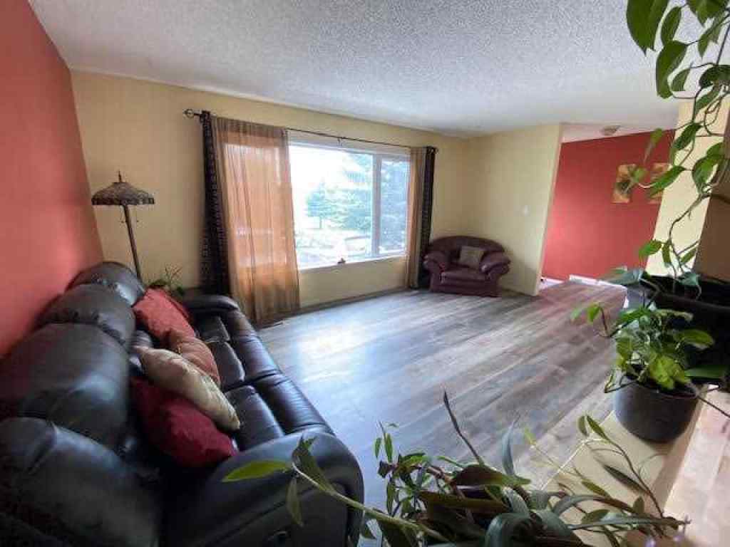 MLS® A2243243 - 121 SUTHERLAND Avenue  in Hillcrest Hinton, Residential