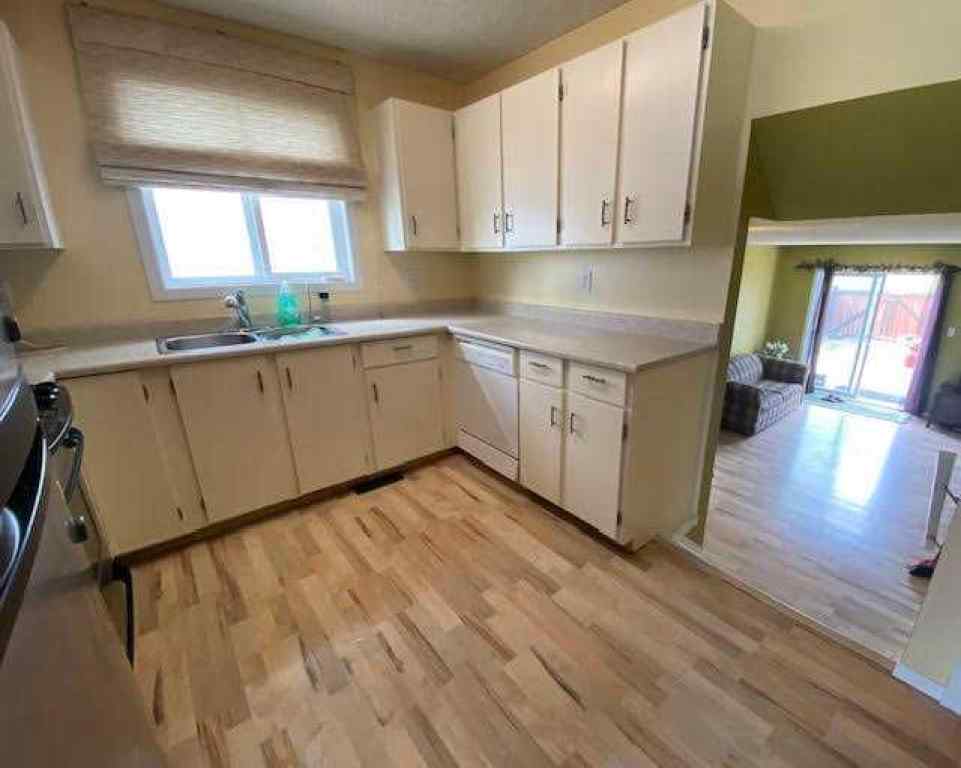 MLS® A2243243 - 121 SUTHERLAND Avenue  in Hillcrest Hinton, Residential