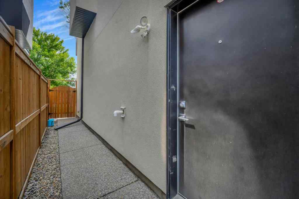 MLS® A2243305 - 420 14 Avenue NE in Renfrew Calgary, Residential