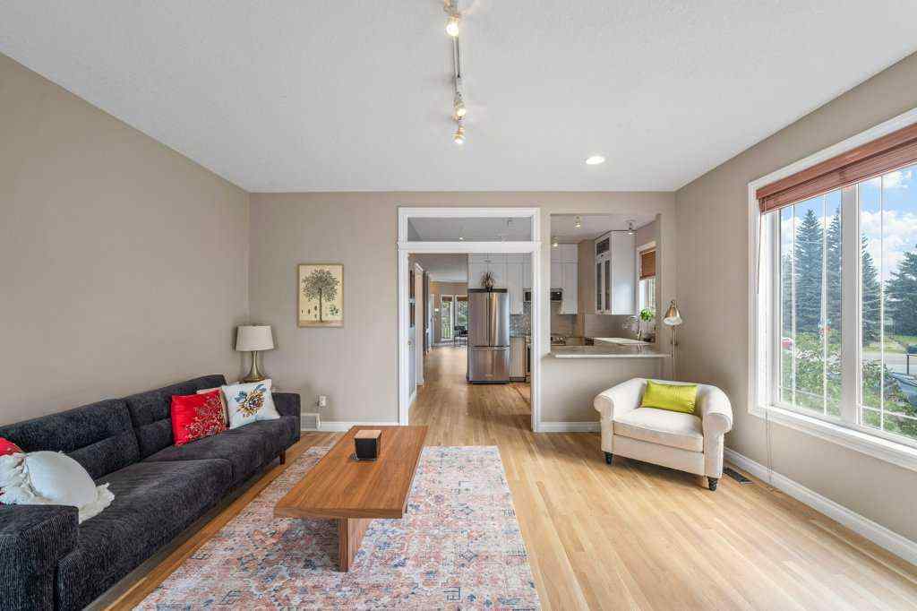 MLS® A2243333 - 1901 33 Avenue SW in South Calgary Calgary, Residential