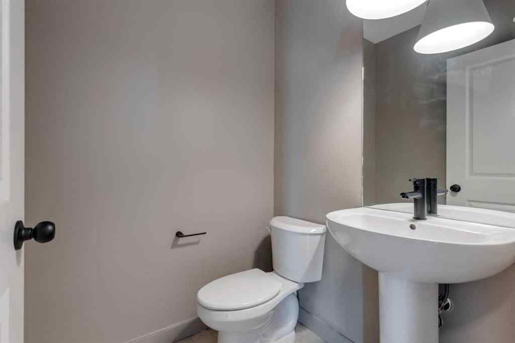 MLS® A2243336 - 21 Bayview Mews SW in Bayview Airdrie, Residential