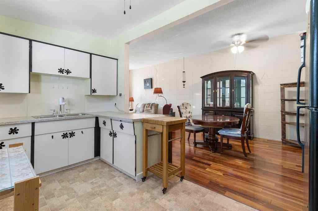 MLS® A2243351 - 3725 41 Street SW in Glenbrook Calgary, Residential