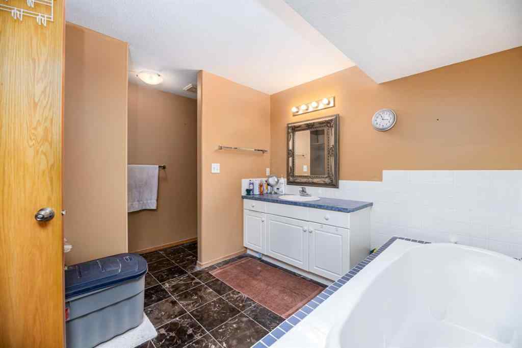 MLS® A2243528 - 625 Lancaster Drive  in Lonsdale Red Deer, Residential