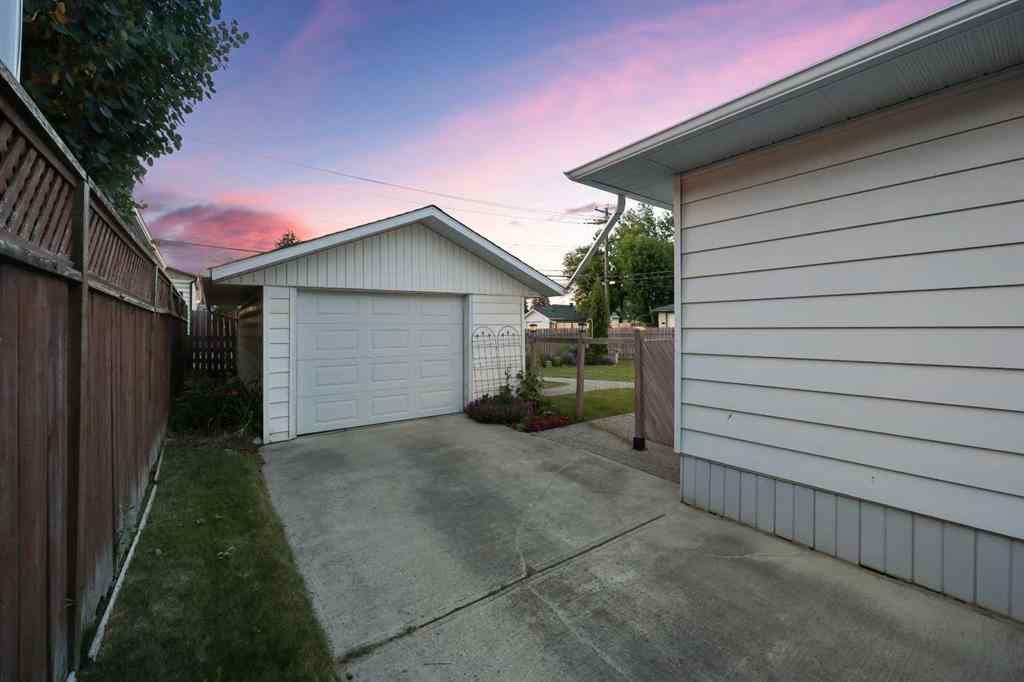 MLS® A2243538 - 10 Glamorgan Drive SW in Glamorgan Calgary, Residential