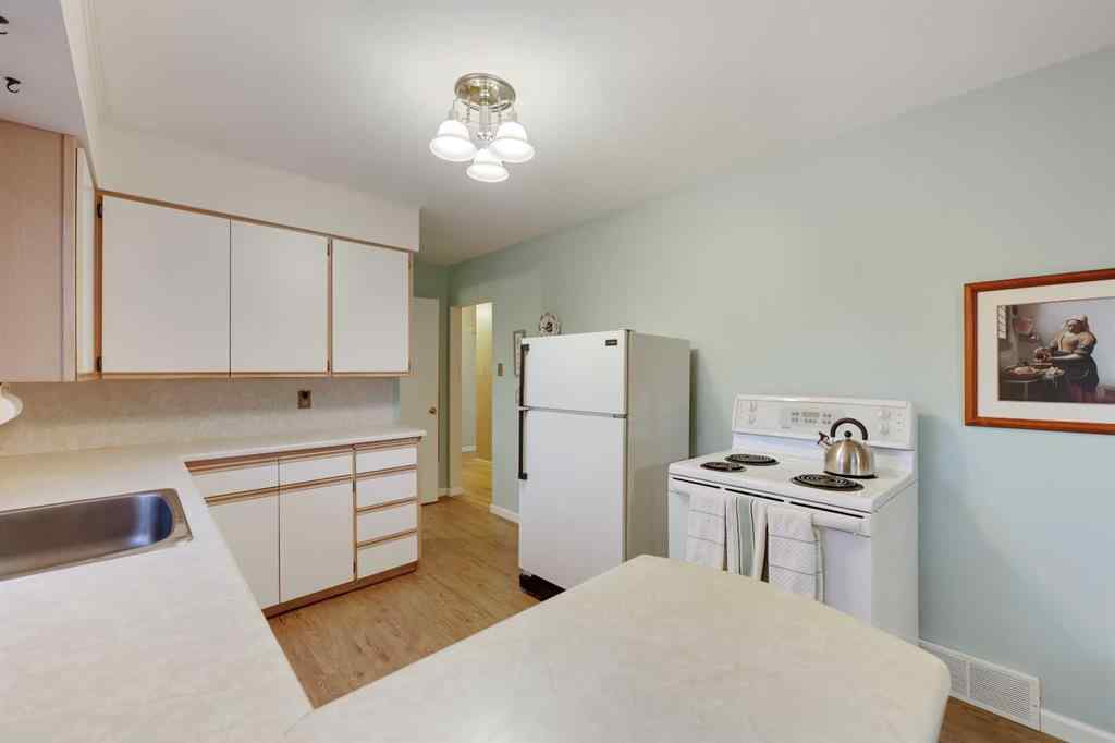 MLS® A2243538 - 10 Glamorgan Drive SW in Glamorgan Calgary, Residential