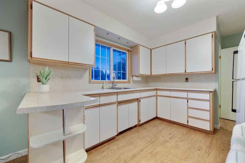 MLS® A2243538 - 10 Glamorgan Drive SW in Glamorgan Calgary, Residential