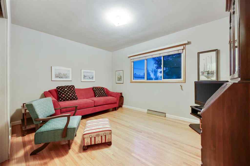 MLS® A2243538 - 10 Glamorgan Drive SW in Glamorgan Calgary, Residential