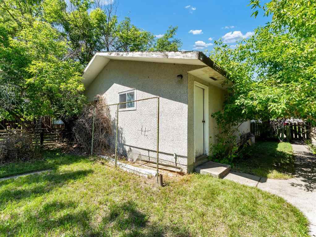 MLS® A2243552 - 1054 Yuill Street SE in River Flats Medicine Hat, Residential