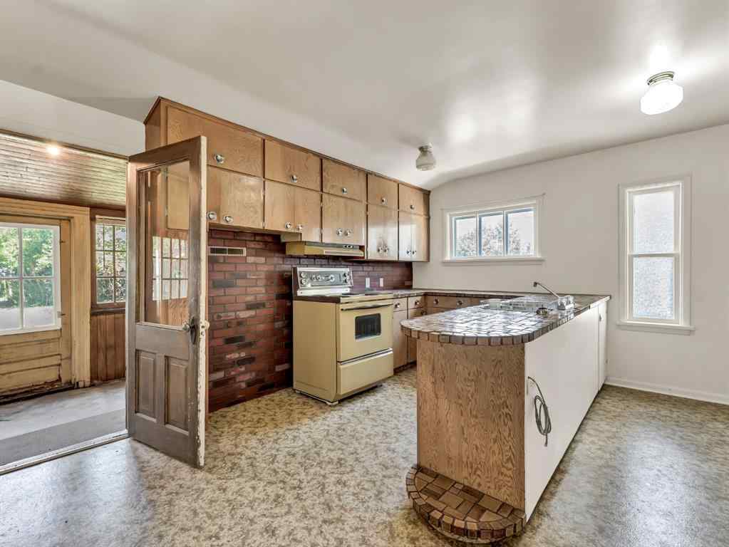 MLS® A2243552 - 1054 Yuill Street SE in River Flats Medicine Hat, Residential