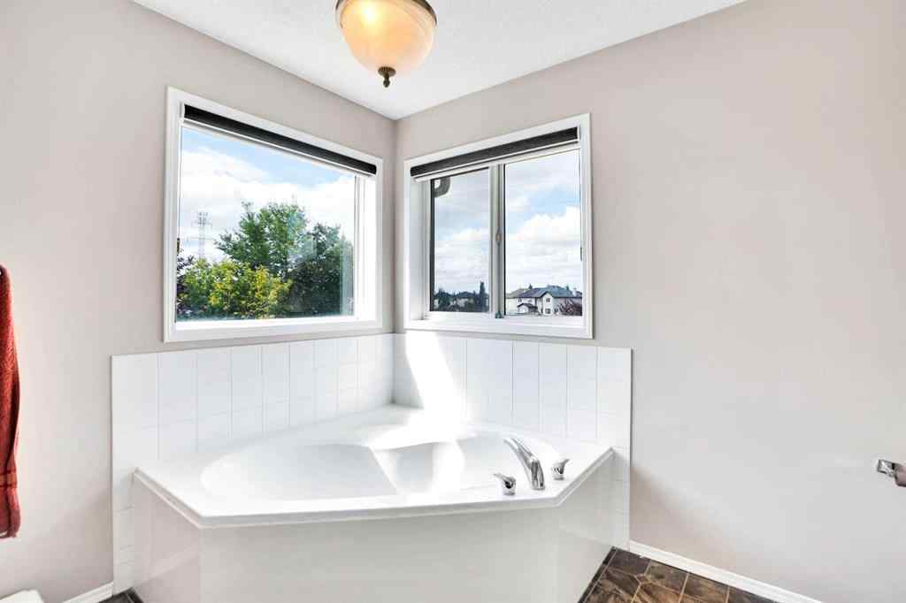 MLS® A2243816 - 216 West Lakeview Circle  in Lakeview Landing Chestermere, Residential