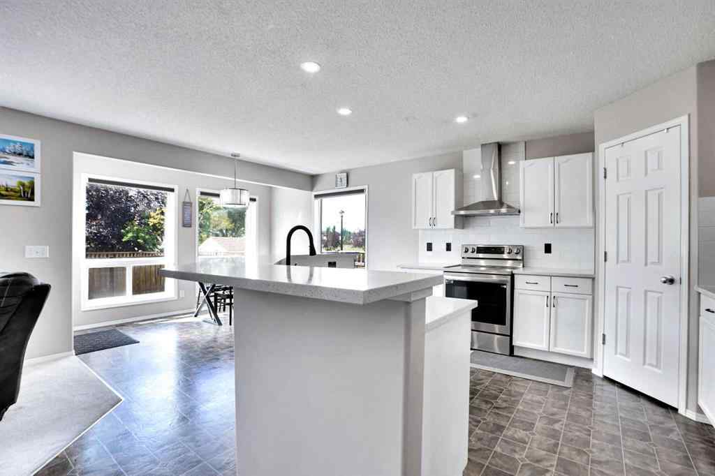 MLS® A2243816 - 216 West Lakeview Circle  in Lakeview Landing Chestermere, Residential