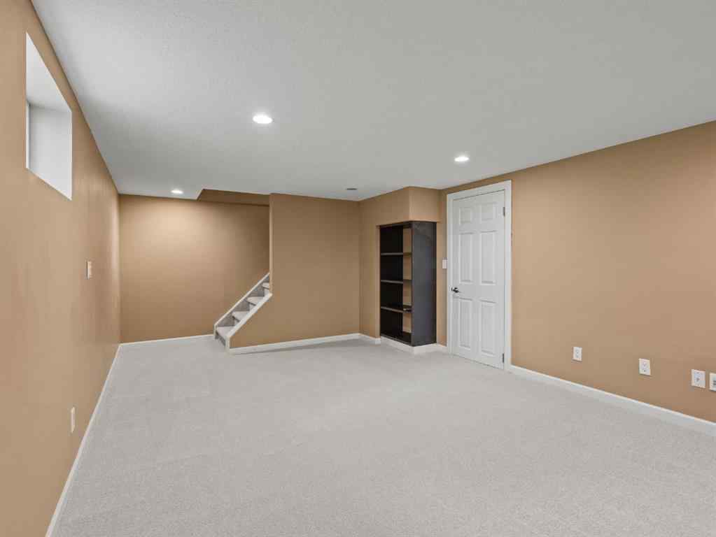 MLS® A2243825 - 571 Killarney Glen Court SW in Killarney/Glengarry Calgary, Residential