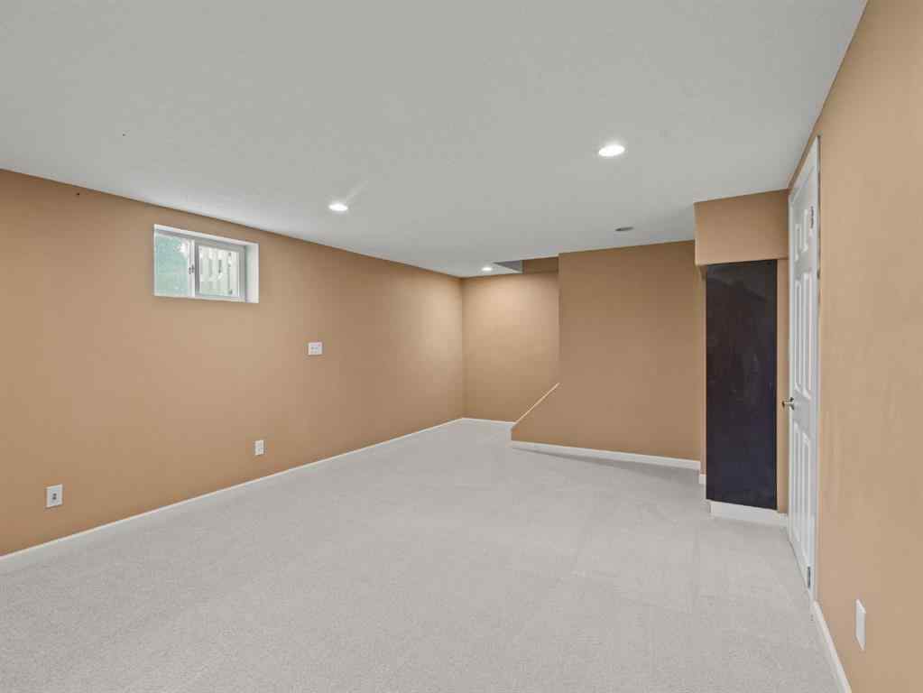 MLS® A2243825 - 571 Killarney Glen Court SW in Killarney/Glengarry Calgary, Residential