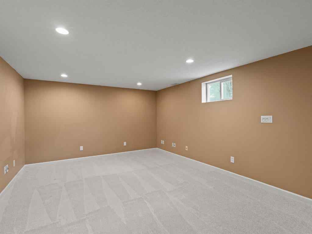 MLS® A2243825 - 571 Killarney Glen Court SW in Killarney/Glengarry Calgary, Residential