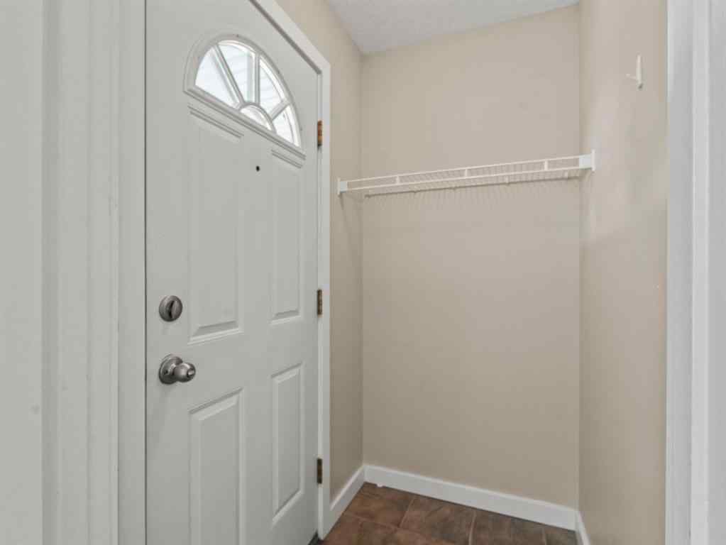 MLS® A2243825 - 571 Killarney Glen Court SW in Killarney/Glengarry Calgary, Residential