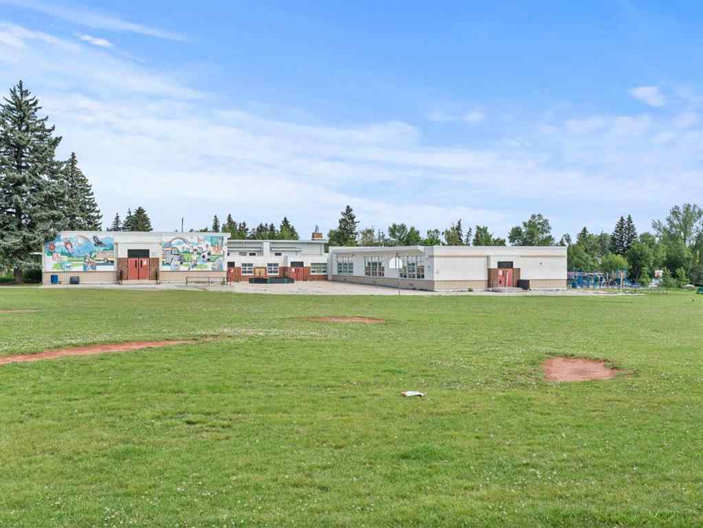 MLS® A2243825 - 571 Killarney Glen Court SW in Killarney/Glengarry Calgary, Residential
