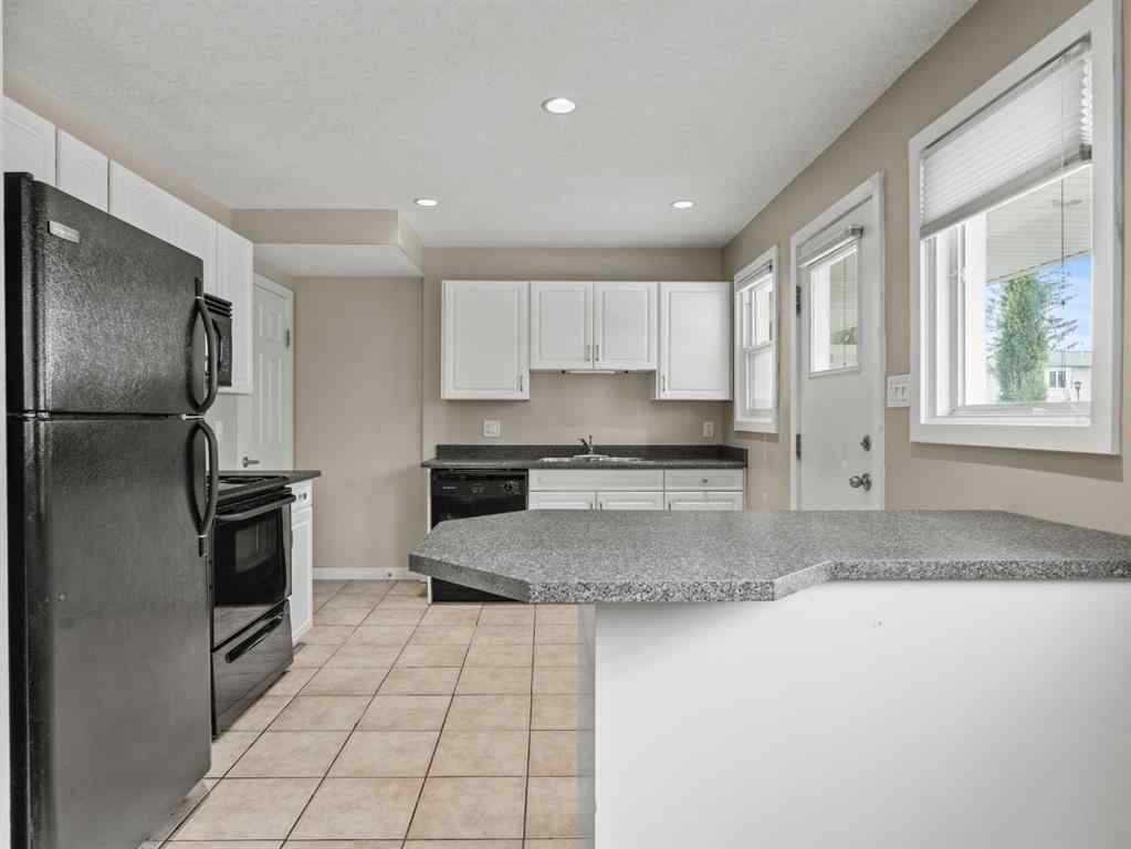 MLS® A2243825 - 571 Killarney Glen Court SW in Killarney/Glengarry Calgary, Residential