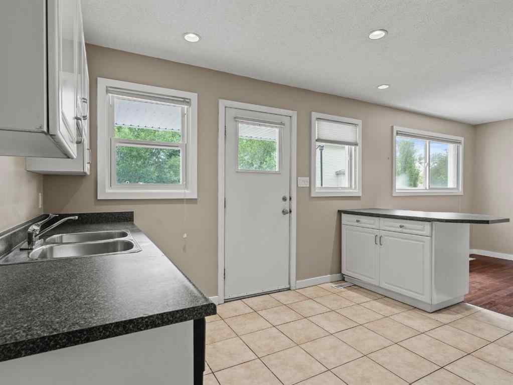 MLS® A2243825 - 571 Killarney Glen Court SW in Killarney/Glengarry Calgary, Residential