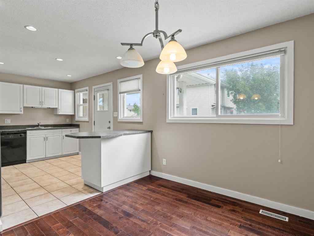 MLS® A2243825 - 571 Killarney Glen Court SW in Killarney/Glengarry Calgary, Residential