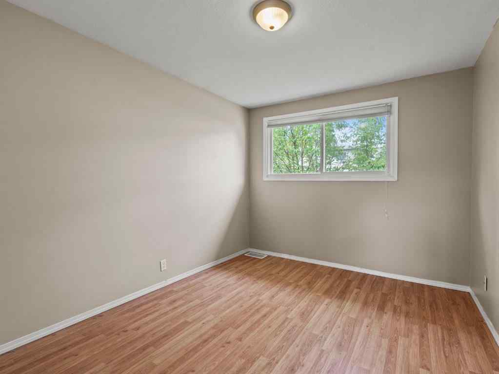 MLS® A2243825 - 571 Killarney Glen Court SW in Killarney/Glengarry Calgary, Residential