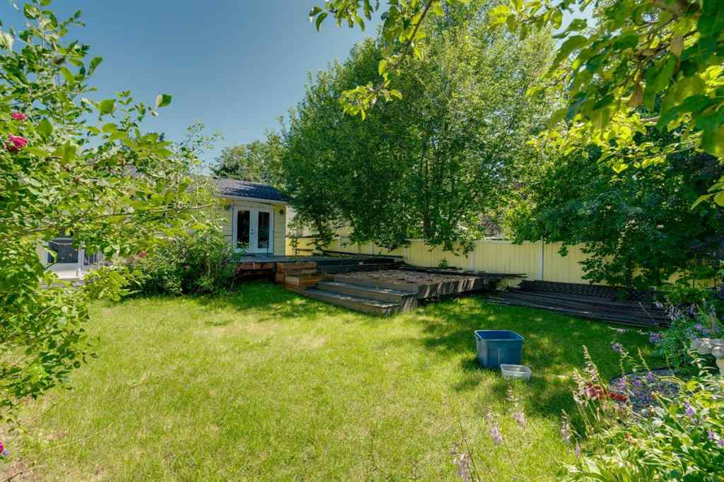 MLS® A2243845 - 2635 34 Avenue NW in Charleswood Calgary, Residential