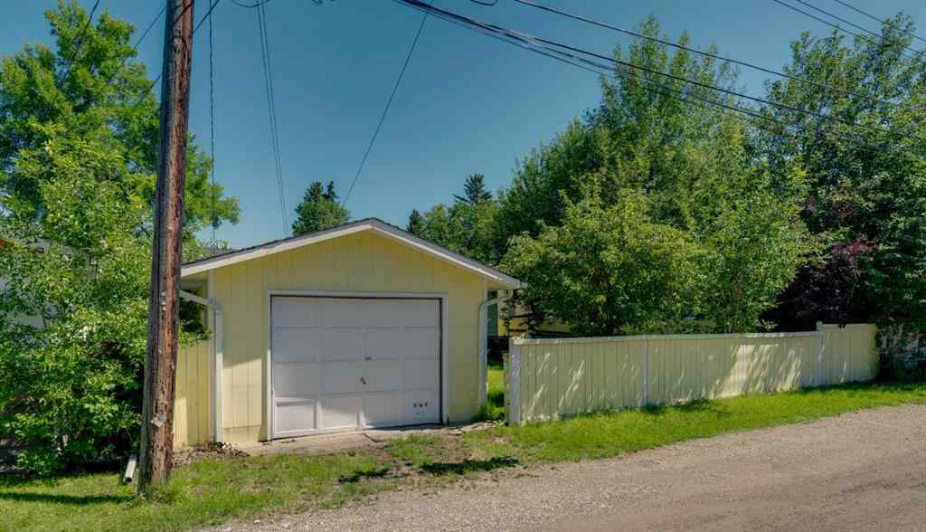 MLS® A2243845 - 2635 34 Avenue NW in Charleswood Calgary, Residential