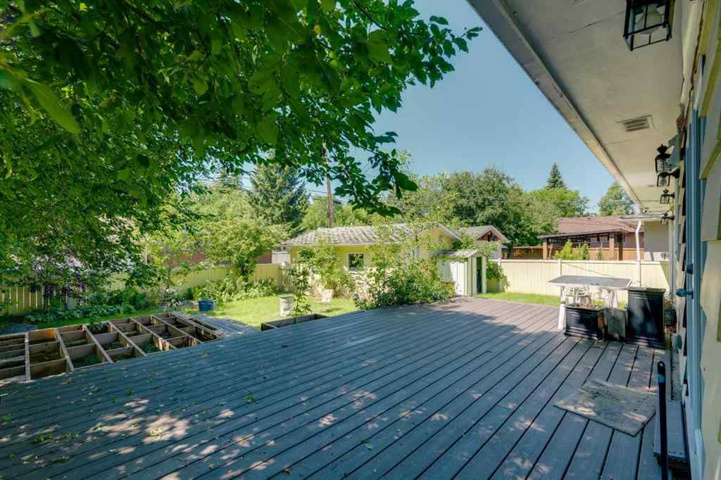 MLS® A2243845 - 2635 34 Avenue NW in Charleswood Calgary, Residential