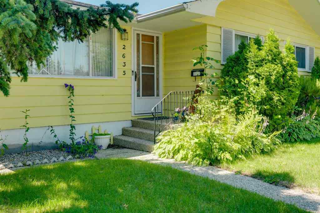 MLS® A2243845 - 2635 34 Avenue NW in Charleswood Calgary, Residential
