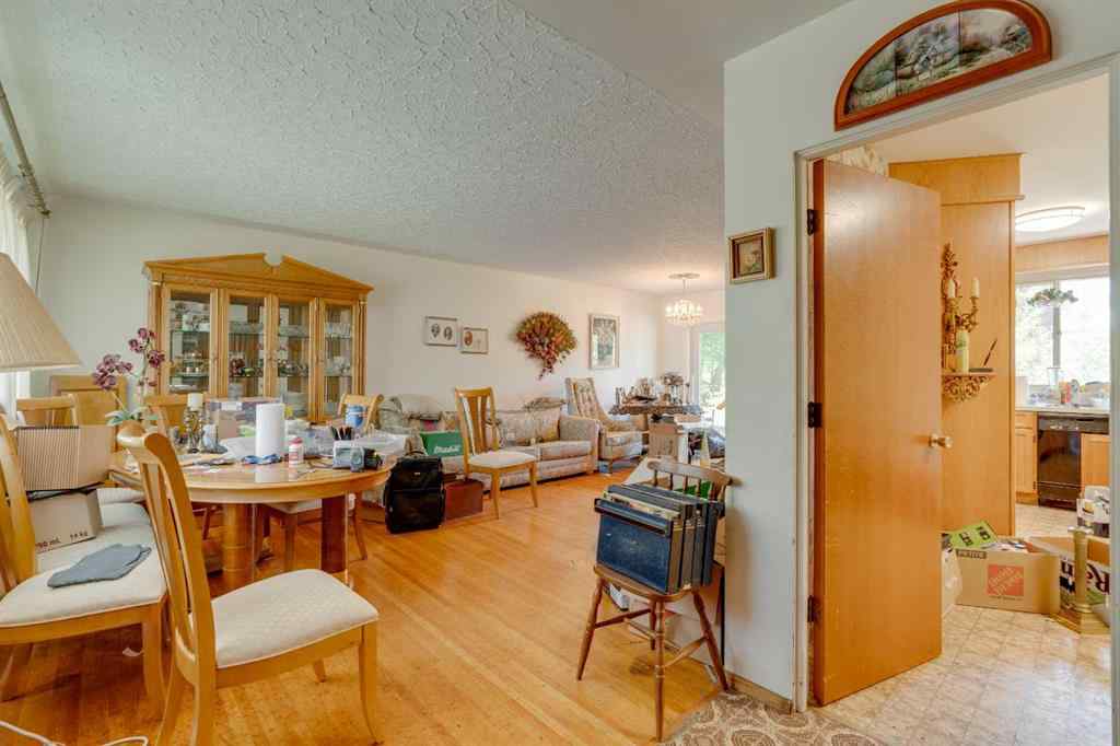 MLS® A2243845 - 2635 34 Avenue NW in Charleswood Calgary, Residential