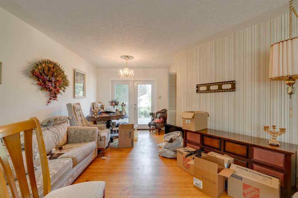 MLS® A2243845 - 2635 34 Avenue NW in Charleswood Calgary, Residential