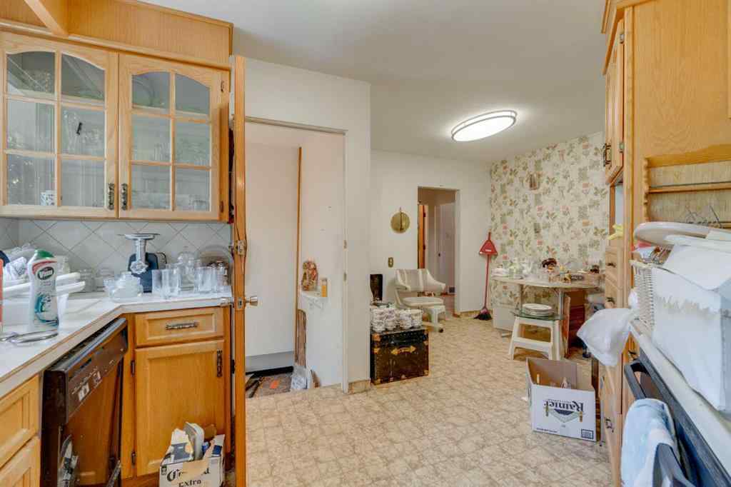 MLS® A2243845 - 2635 34 Avenue NW in Charleswood Calgary, Residential