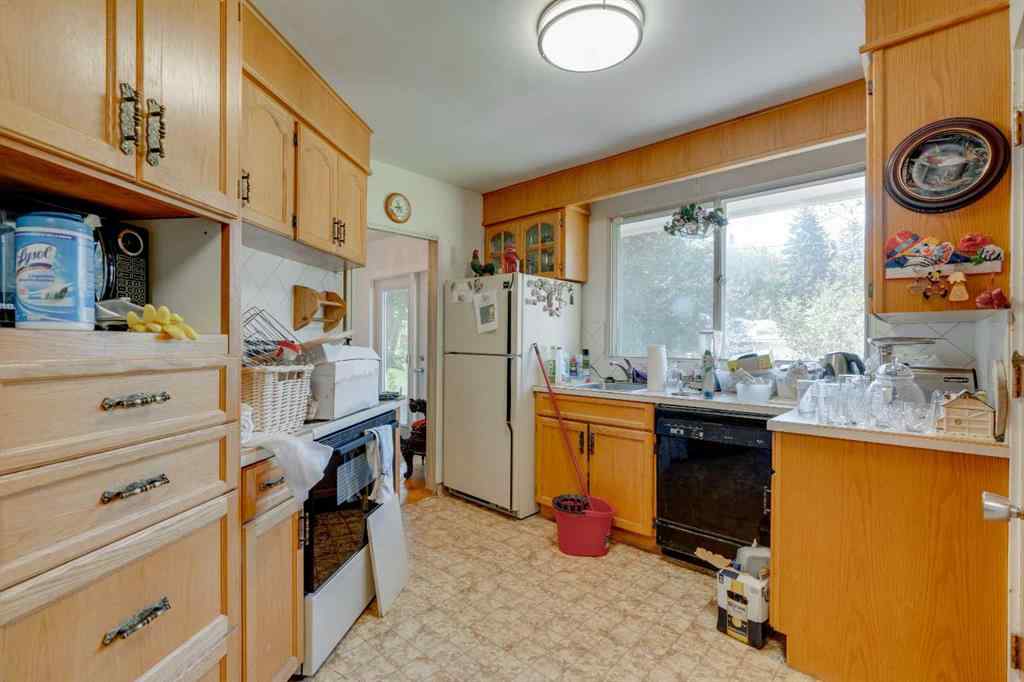 MLS® A2243845 - 2635 34 Avenue NW in Charleswood Calgary, Residential