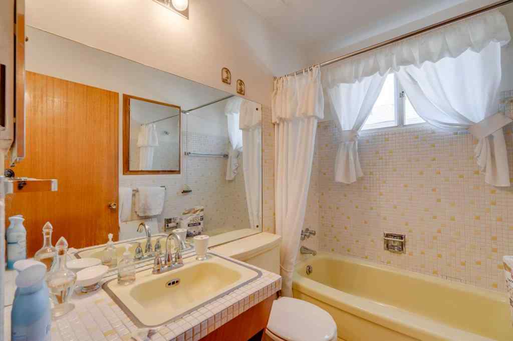 MLS® A2243845 - 2635 34 Avenue NW in Charleswood Calgary, Residential