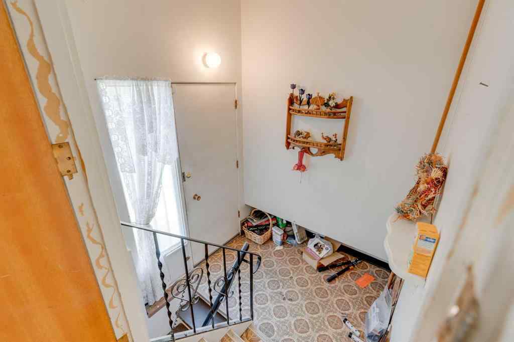 MLS® A2243845 - 2635 34 Avenue NW in Charleswood Calgary, Residential