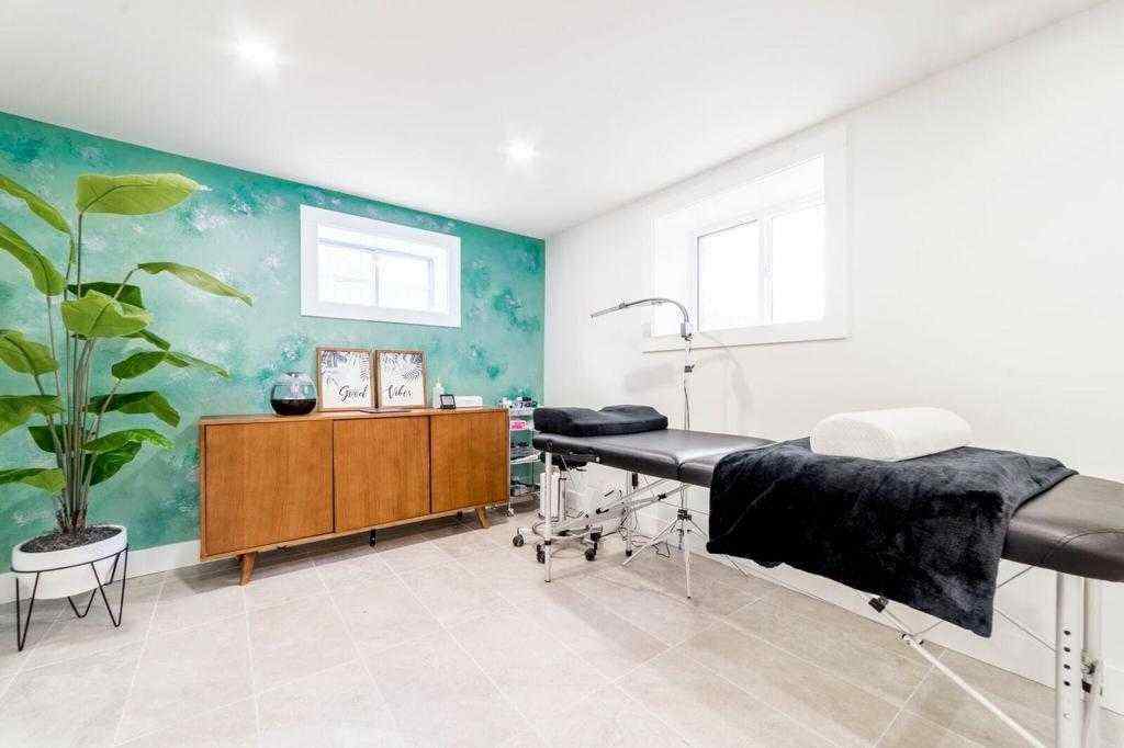 MLS® A2243995 - 405 14 Avenue NE in Renfrew Calgary, Commercial