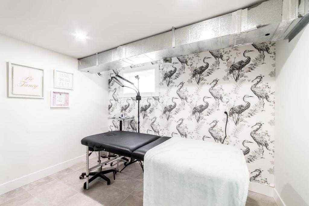 MLS® A2243995 - 405 14 Avenue NE in Renfrew Calgary, Commercial