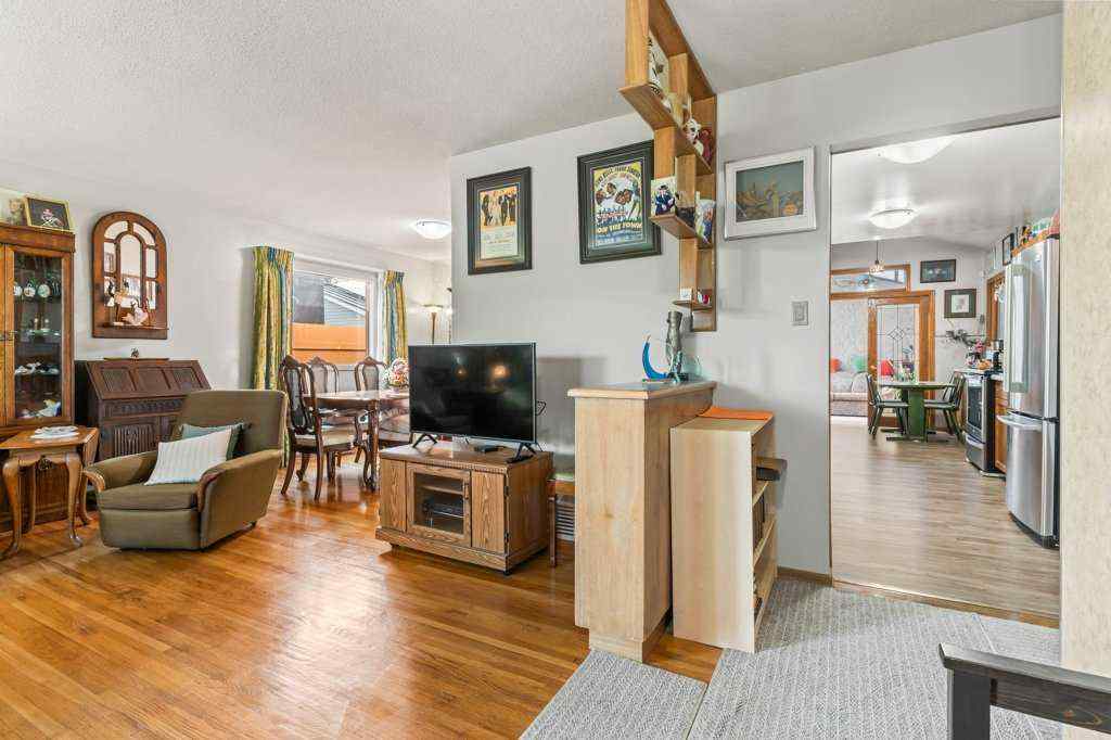 MLS® A2244360 - 6920 Hunterbow Crescent NW in Huntington Hills Calgary, Residential