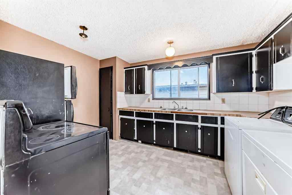 MLS® A2244407 - 221 Theodore Place NW in Thorncliffe Calgary, Residential