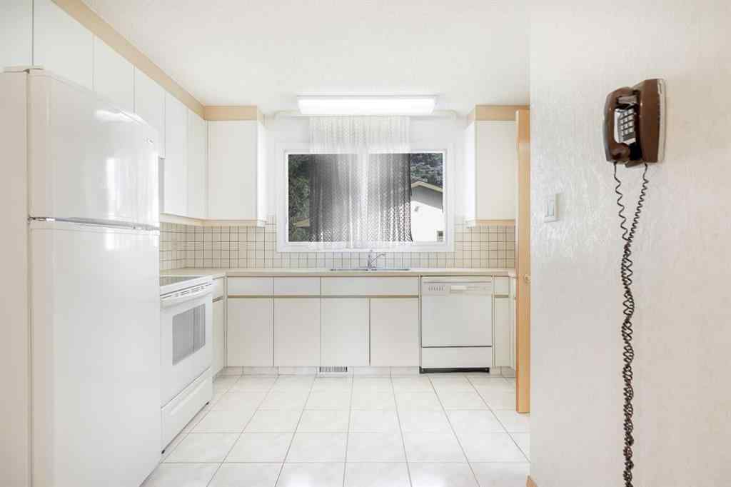 MLS® A2244408 - 620 Oakwood Place SW in Oakridge Calgary, Residential