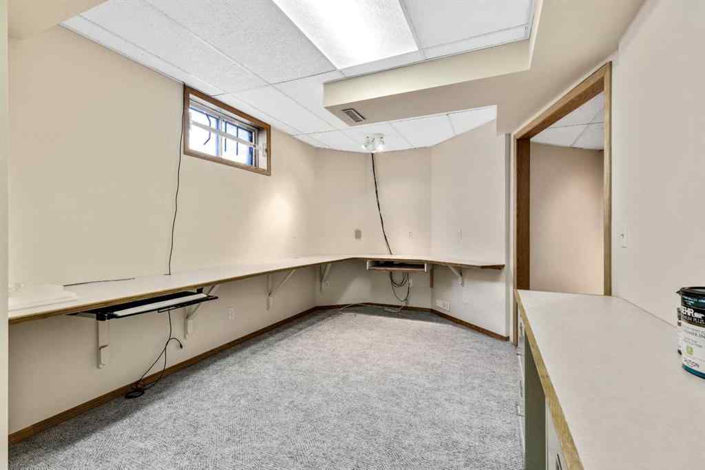 MLS® A2244473 - 62 Somerset Close SW in Somerset Calgary, Residential
