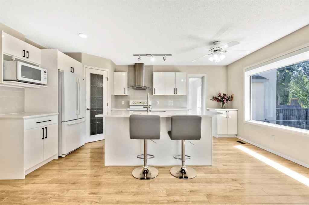 MLS® A2244473 - 62 Somerset Close SW in Somerset Calgary, Residential