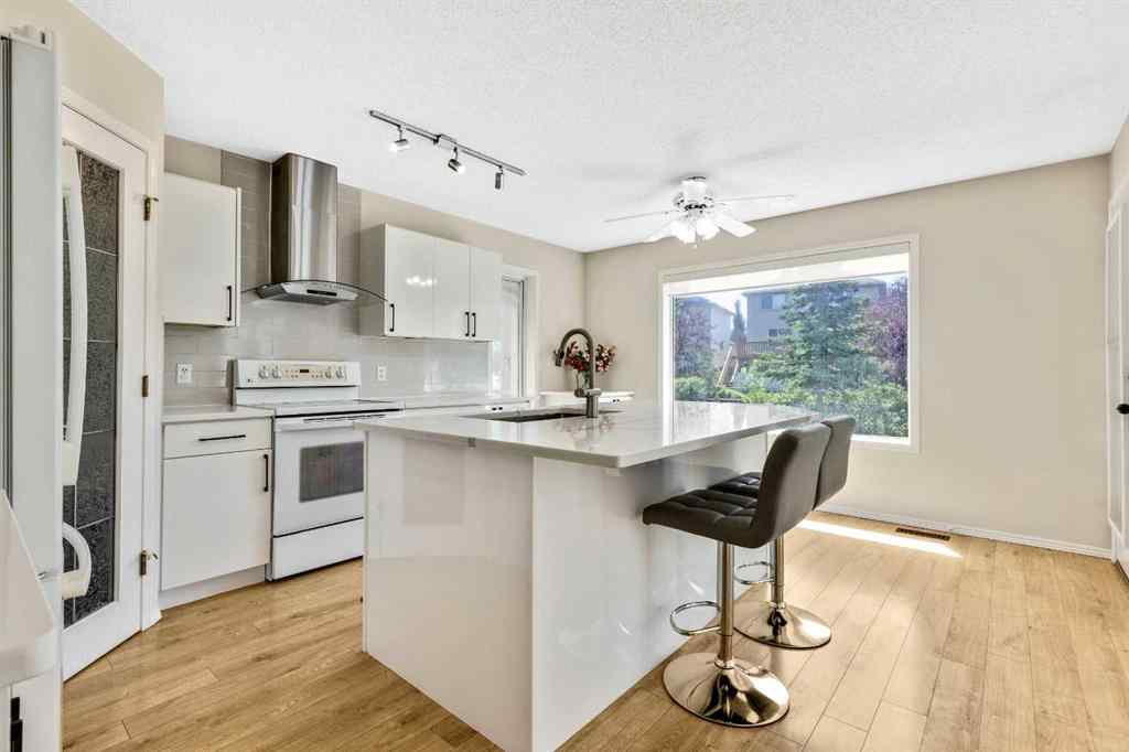 MLS® A2244473 - 62 Somerset Close SW in Somerset Calgary, Residential