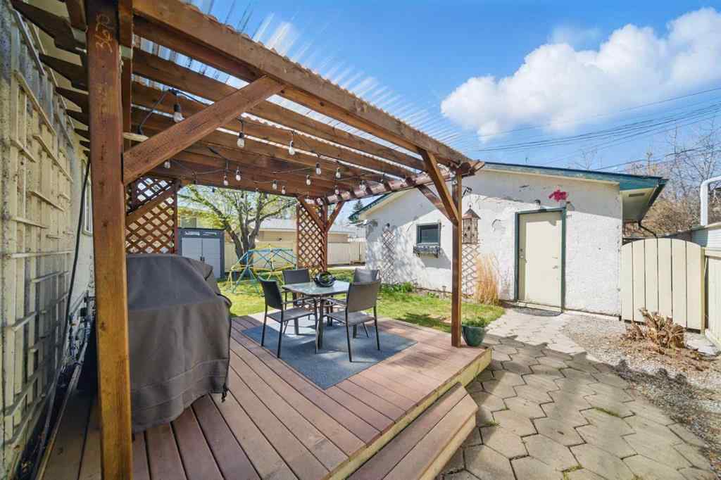 MLS® A2244611 - 828 Hunterston Crescent NW in Huntington Hills Calgary, Residential