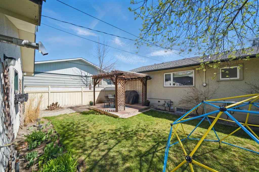 MLS® A2244611 - 828 Hunterston Crescent NW in Huntington Hills Calgary, Residential